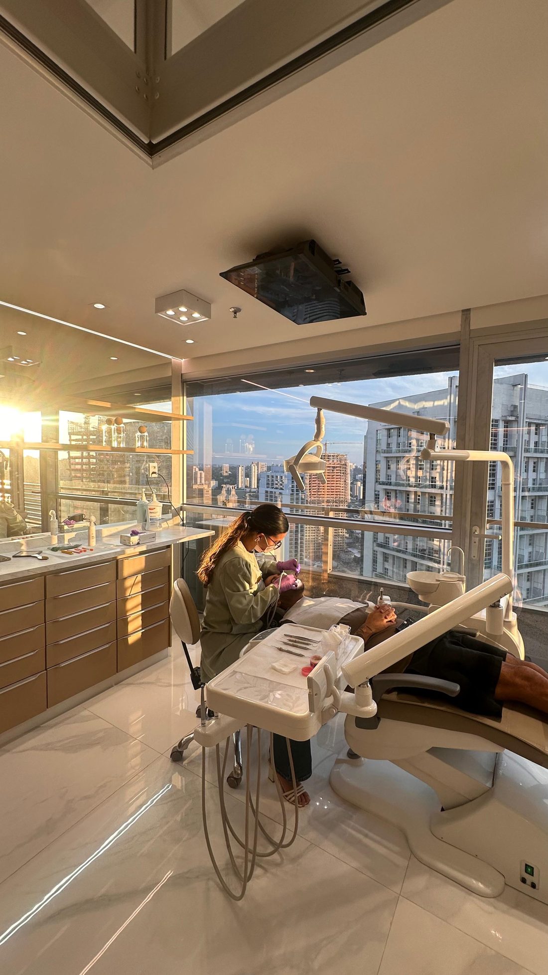 Atendimento com vista da cidade ao pôr do sol